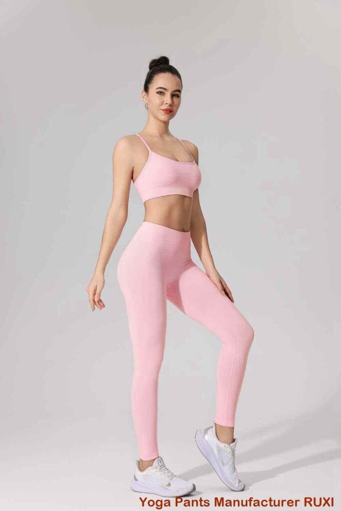 passender Sport-BH und Shorts